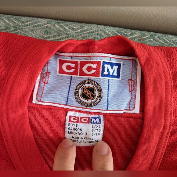 Detroit Red Wings CCM Youth Jersey X/XL - Picture 3 of 13